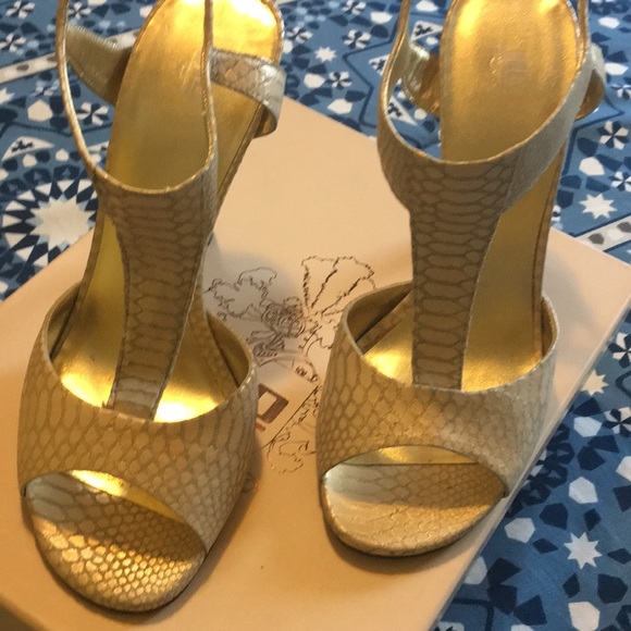 Heels - Picture 4 of 4